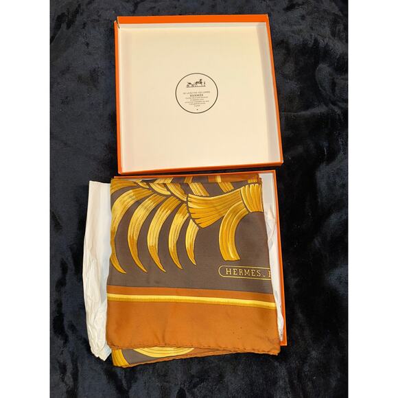 VINTAGE HERMES TIGRE ROYAL SILK SCARF 90cm CARRE COLLECTIBLE SEVENTIES W/ BOX - Picture 2 of 7
